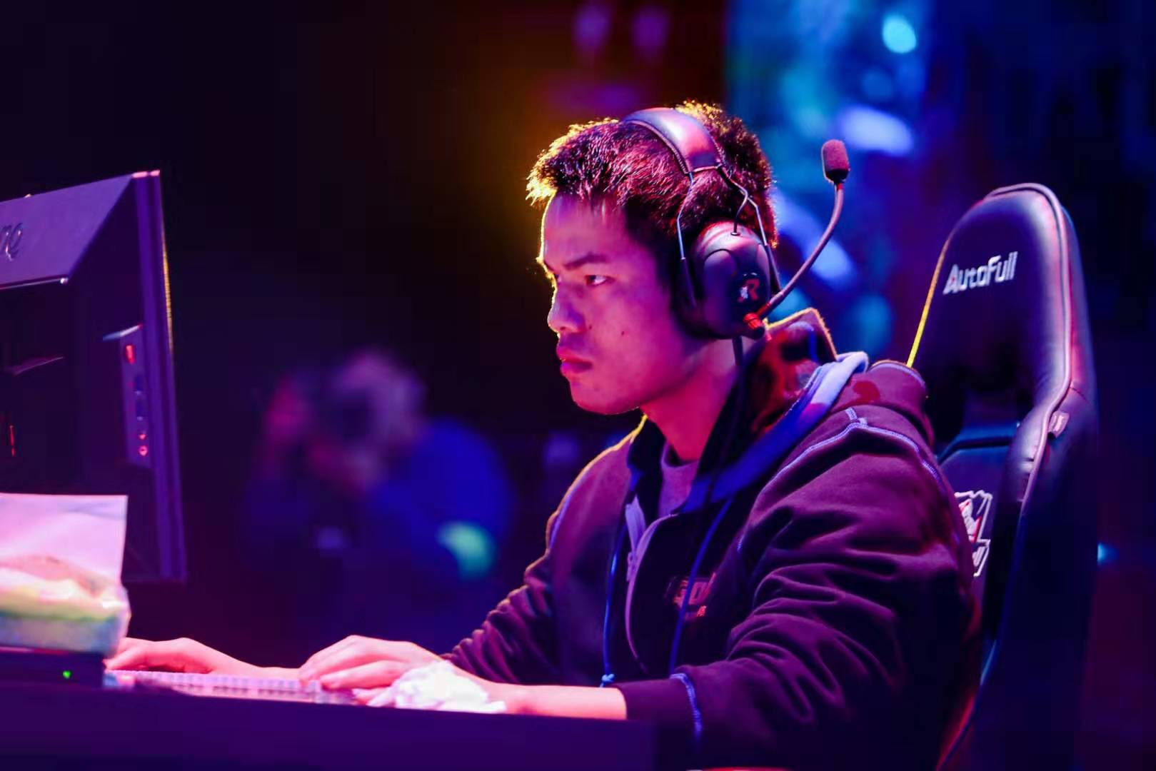 更广泛地接 更广泛地接